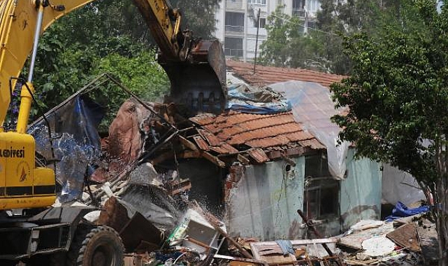 Mahallelinin tepkisi, kaçak gecekonduyu yıktırdı !
