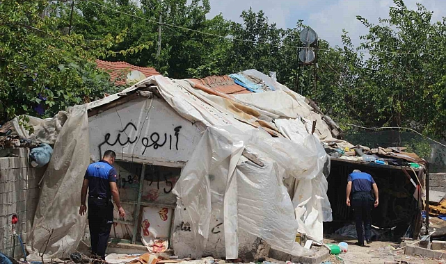 Mahalleliyi isyan ettiren metruk çöp ev, yıkıldı !