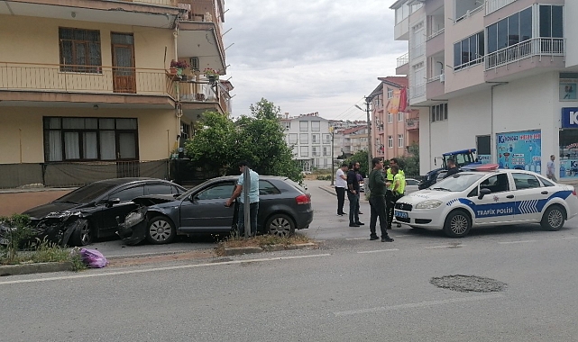Manavgat'ta iki otomobil çarpıştı: 1 yaralı