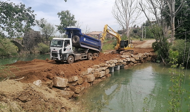 Manavgat'ta Naras Çayı'na geçici köprü