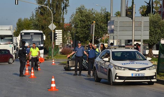 Midibüs ile otomobil çarpıştı; 12 yaralı