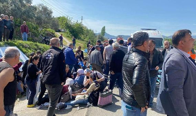 Midibüs, kamyona arkadan çarptı: 4'ü ağır 34 yaralı