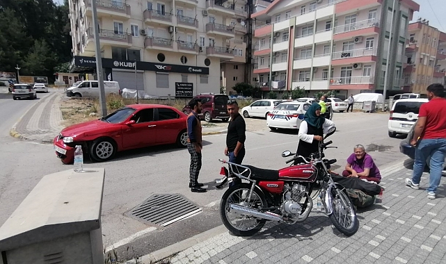 Motosiklet otomobille çarpıştı: 1 yaralı