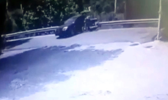 Motosiklet sürücüsü otomobilin üzerine uçtu !
