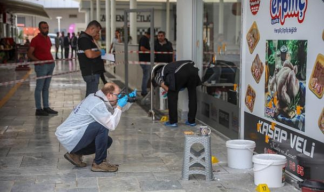 Motosikletle gelip, iş yeri önündeki 2 kişiye kurşun yağdırdı