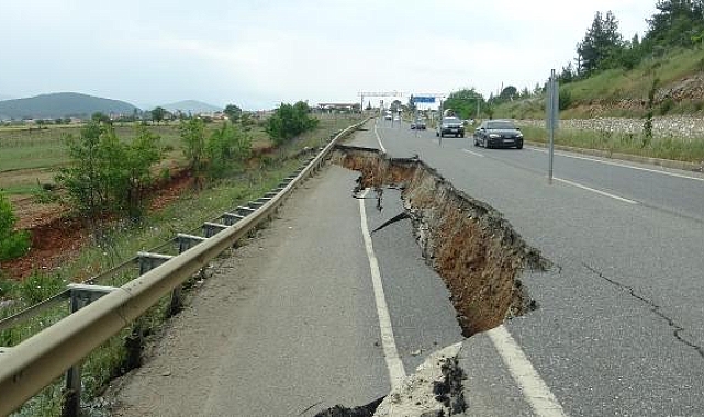 Muğla'da sağanak; yol çöktü