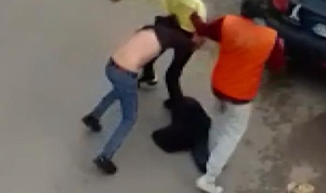 Otomobil sürücüsü ile motokuryenin yol kavgası kamerada