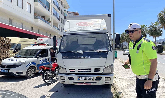 Park halindeki kamyonete çarptı
