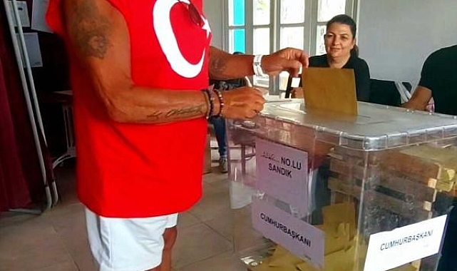 Şarkıcı Fedon, Bodrum'da oyunu kullandı
