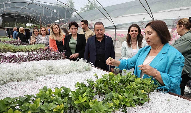 Selvi Kılıçdaroğlu Büyükşehir'in bitki üretim tesisini gezdi