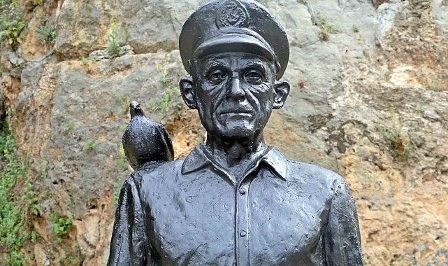 Tarihi Kaleiçi'nin simge ismi 'Mustafa Kaptan' heykeli kayıp güvercinine kavuştu