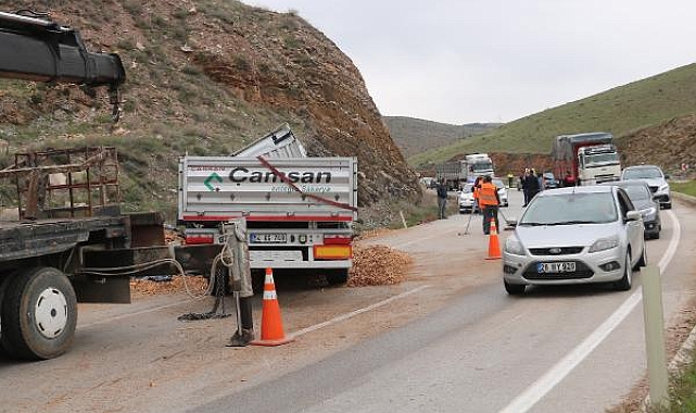 TIR kazası yolu ulaşıma kapattı