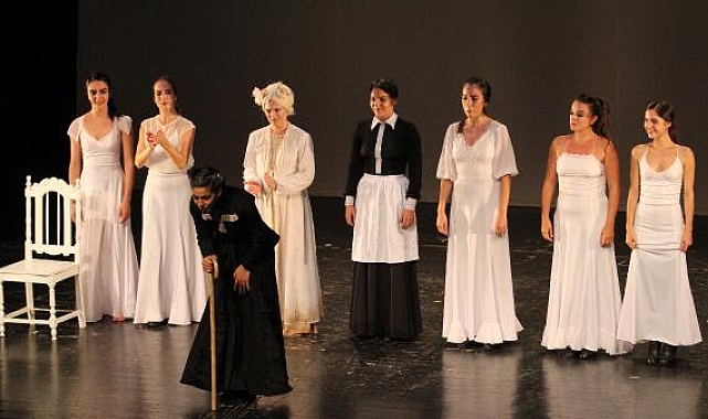 Tiyatro Festivali'ne, 'Takma Kafana' ile veda
