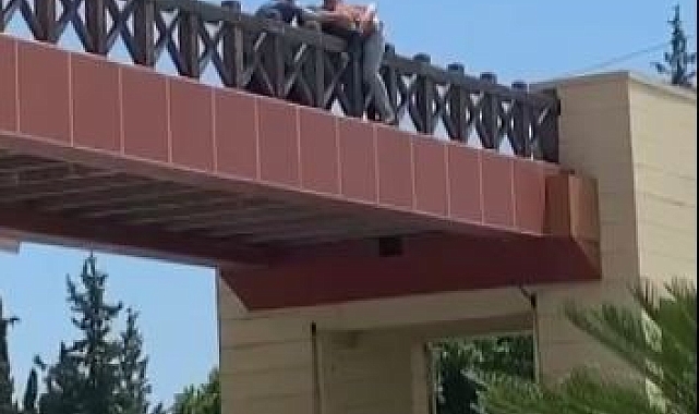 Üst geçitten atlamaya kalkan genç, polislere zor anlar yaşattı