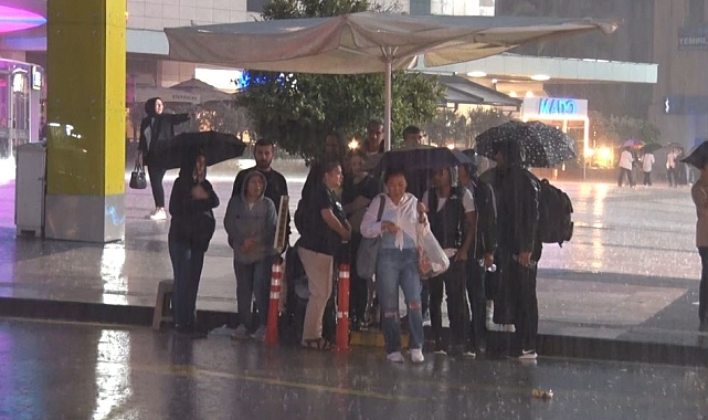Yağmur sonrası oluşan su birikintisinde sörf yaptı