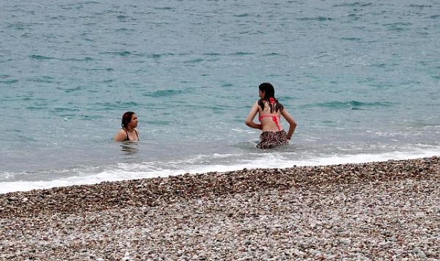 Yağmura rağmen denize girdiler