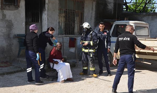 Yangında alevlerin arasında kalan engelliyi komşuları kurtardı