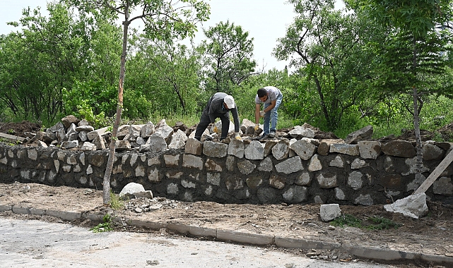Yenice Mezarlığının tehlike oluşturan duvarı yenileniyor
