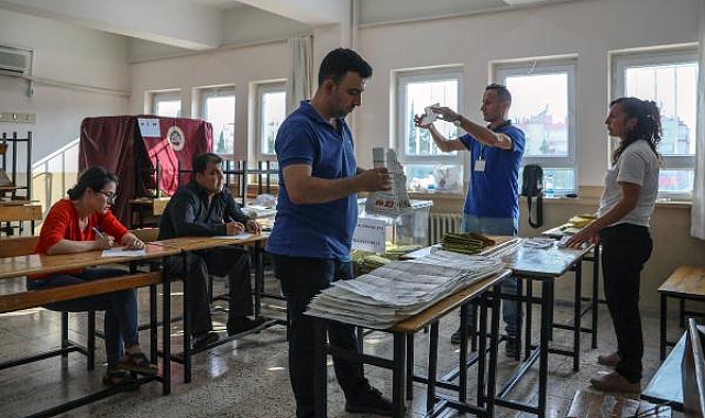 Zarfların ağzını yapıştırıcı ile kapatmışlar