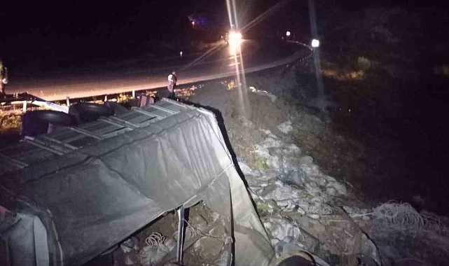 Akseki'de kamyon devrildi: 1 ölü, 1 yaralı