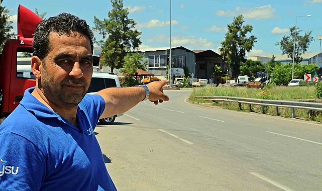Akü değiştirken bir anda yola savruldular, o anlar kamerada
