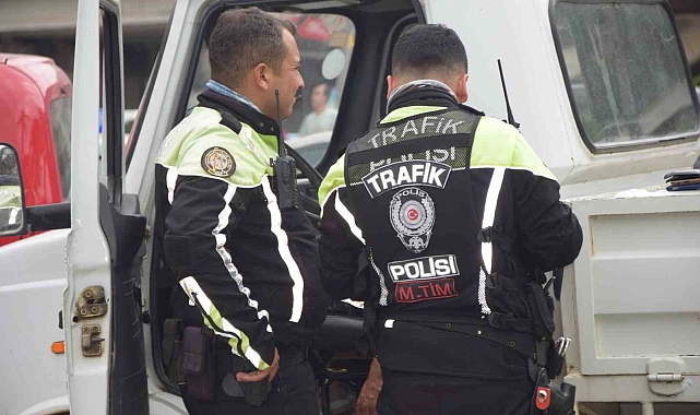 Alkollü sürücü önce park halindeki araca vurdu sonra araç içinde sızdı
