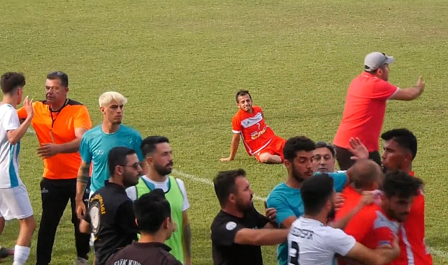 Amatör maçta saha bir anda karıştı, kavgayı ayıran yönetici başından yaralandı