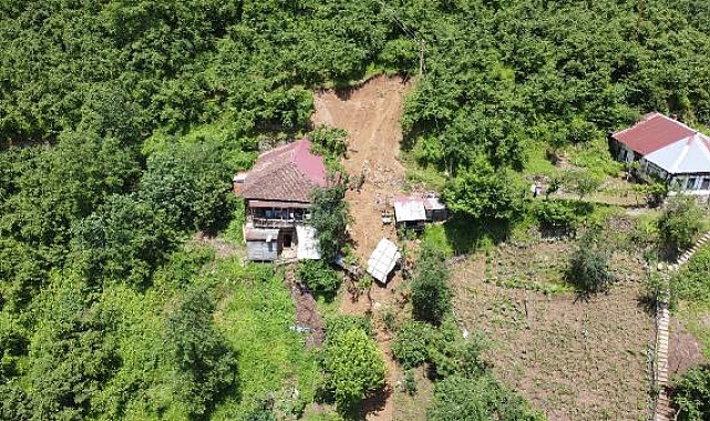 Anne ve oğlu, evlerinin penceresinden hayata tutunmuş