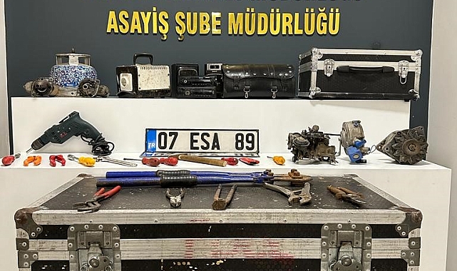 Antalya'da araçların plakalarını çalan hırsızlar yakalandı