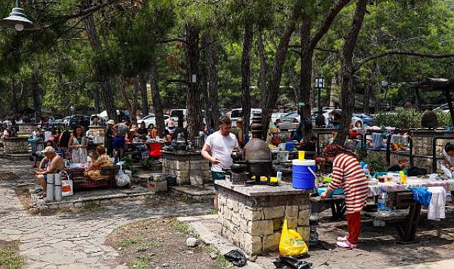Antalya'da bayramda mesire alanlarına yoğun ilgi