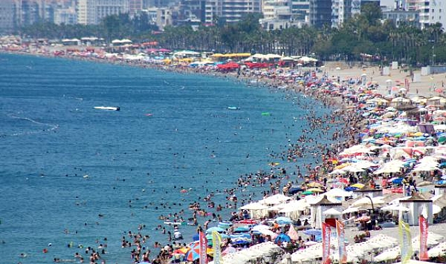 Antalya'da bayramın üçüncü günü de sahiller tıklım tıklım