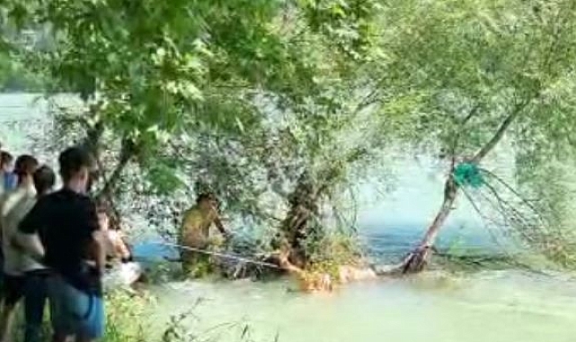 Antalya'da boğulmak üzere olan genci vatandaşlar halatla kurtardı