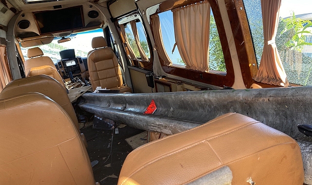 Antalya'da dehşete düşüren kaza: Minibüsün içinden bariyer geçti