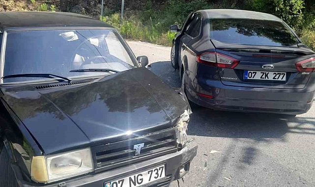 Antalya'da iki otomobil çarpıştı: 1 yaralı