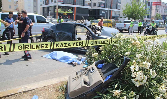 Antalya'da kontrolden çıkan otomobil karşı şeritteki otomobille çarpıştı: 2 ölü, 3 yaralı !