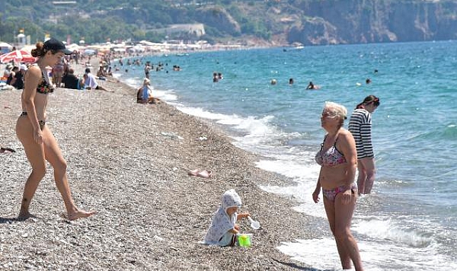 Antalya'da sıcaklık arttı, sahil doldu