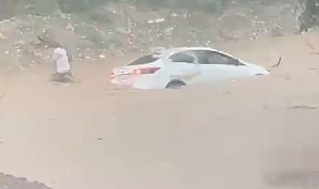 Antalya'da şiddetli yağmur;  otomobil sel sularıyla sürüklendi