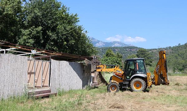 Antalya'da sit alanına yapılan kaçak yapılar yıkıldı