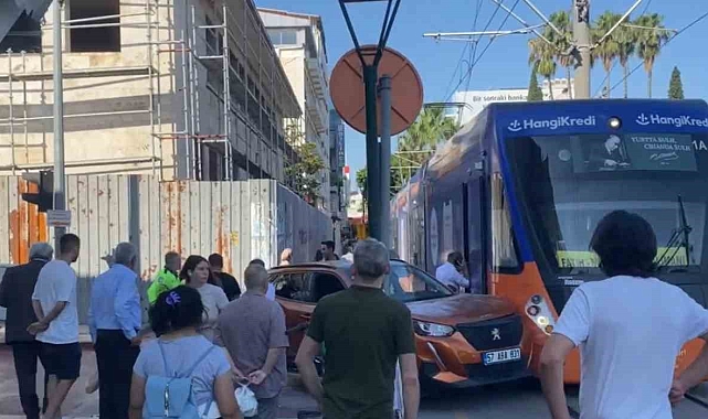 Antalya'da tramvay ile cip çarpıştı, seferler aksadı