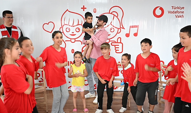 ARAS BULUT İYNEMLİ, ÇOCUKLARLA BULUŞTU