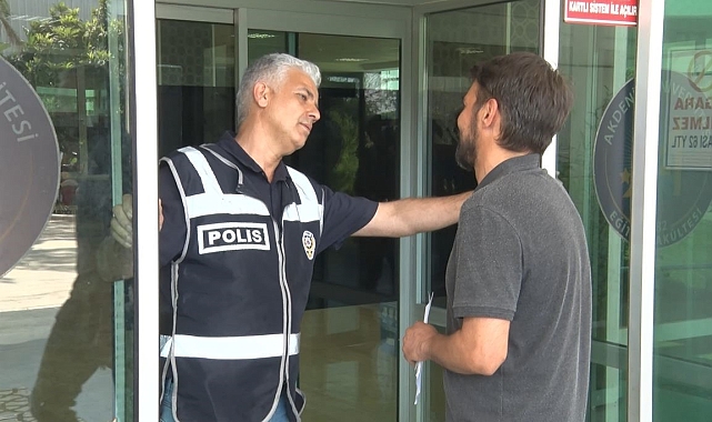 AYT'ye 7 dakika geç kaldı, kapıyı açtırsa da içeri girmeyi başaramadı