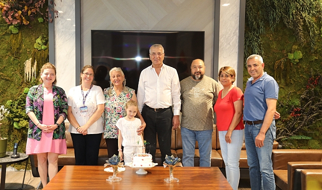 Belediye faaliyetlerine gönüllü olarak katılan Mina'ya doğum günü sürprizi