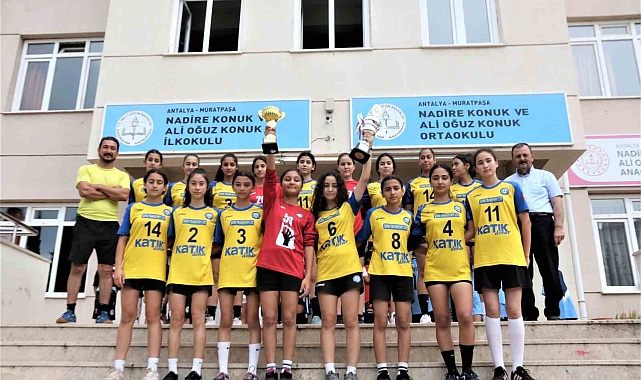 Bidonlarla asfalt zeminde çalışıp pes etmediler, hentbolda ikinci kez şampiyon olarak tarihe geçtiler