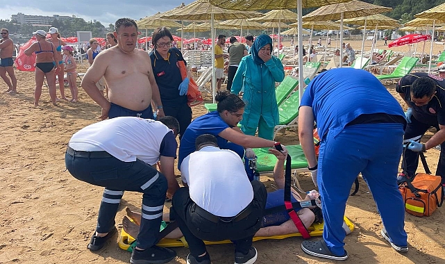 Boğulma tehlikesi geçiren 2 tatilciyi cankurtaranlar kurtardı
