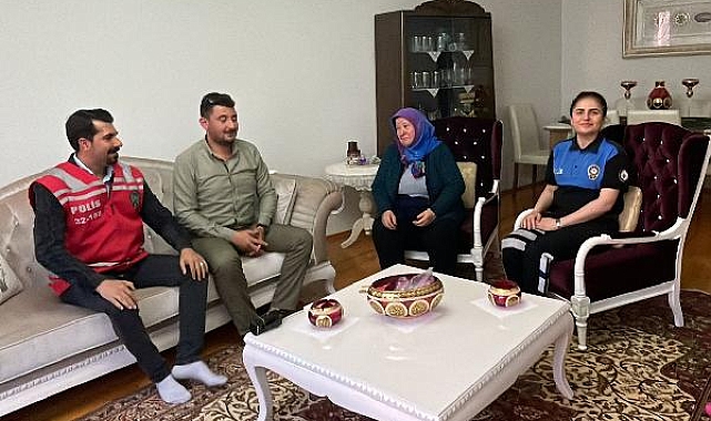 Çalınan altınlarını polis evinde teslim etti