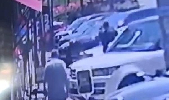 Çekmeköy'de cip pastaneye daldı; o anlar kamerada