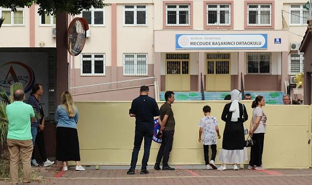 Çocuklar sınavda, aileleri dışarıda heyecan yaşadı
