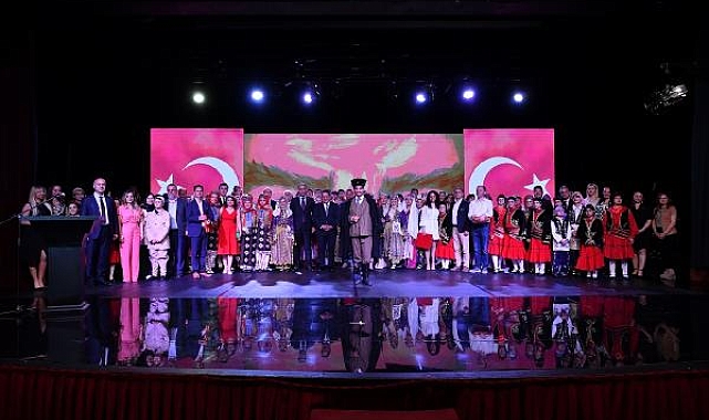 Cumhuriyetin 100'üncü yılında yüz genç Kurtuluş Savaşı kahramanlarını sahnede andı 