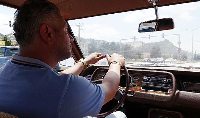 Dede yadigarı otomobili 15 yıl sonra bulup yeniledi