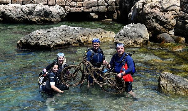 Deniz dibinden bisiklet ve balık kafesi çıktı